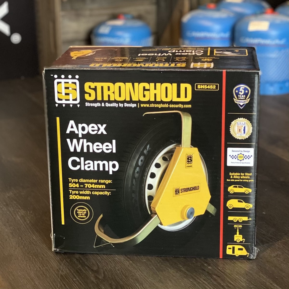Stronghold Apex 13" - 15" Triangular Wheel Clamp Suitable for Caravans, Trailers, Horse Boxes, Vans and Motorhomes Tyre Width 175 - 195mm Diameter 504mm - 704mm Sold Secure Gold Standard